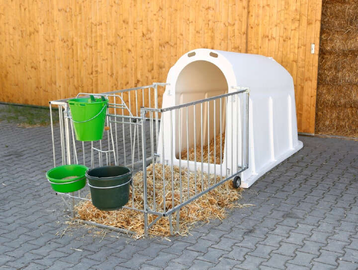 KERBL Kälberbox CalfHouse PE UV+ mit schwerer Umzäunung